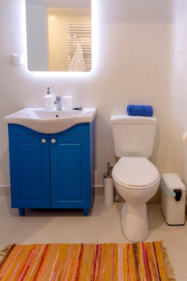 Blue And White Apartment Vipgreece Афины Экстерьер фото