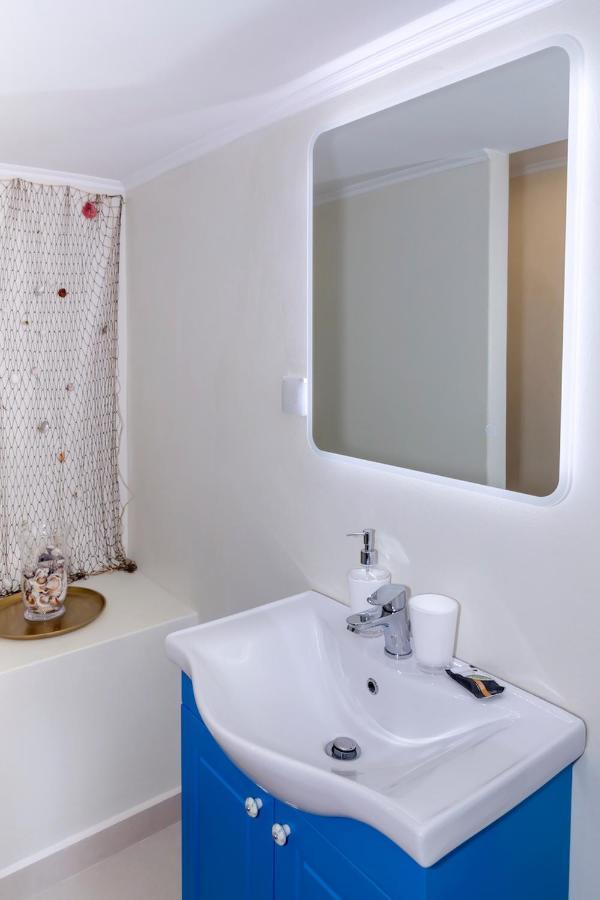 Blue And White Apartment Vipgreece Афины Экстерьер фото