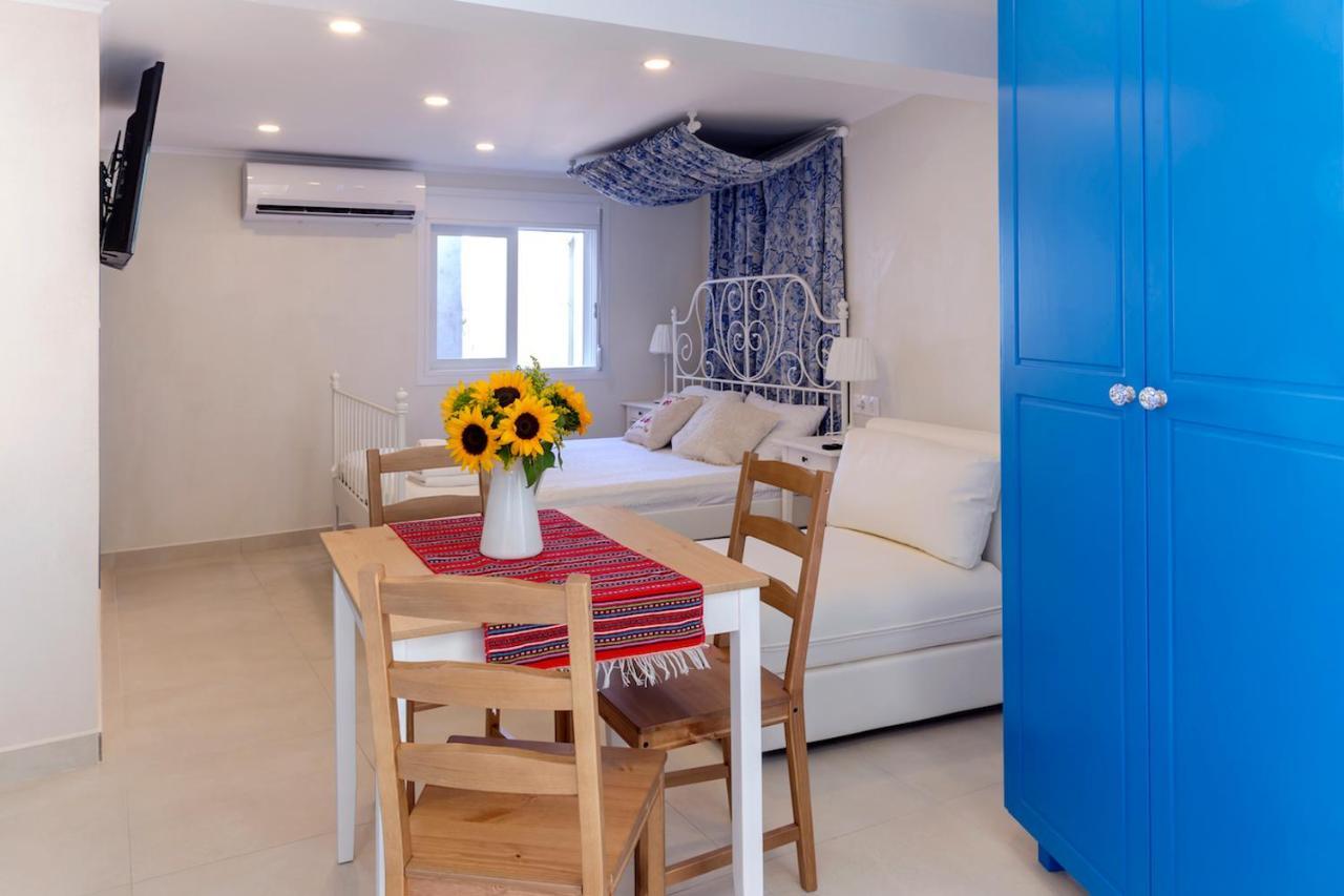 Blue And White Apartment Vipgreece Афины Экстерьер фото